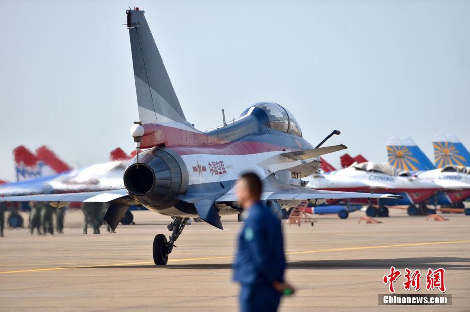  圖為11月1日，中國空軍八一飛行表演隊整裝待發(fā)。圖為女戰(zhàn)斗機飛行員亮相。
